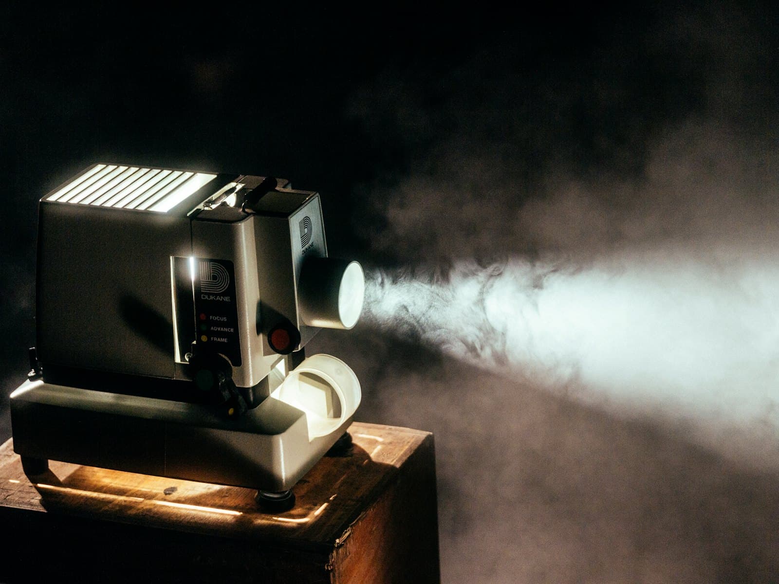 Aurea Pico P100 mini projector, cylindrical body on a rotating stand