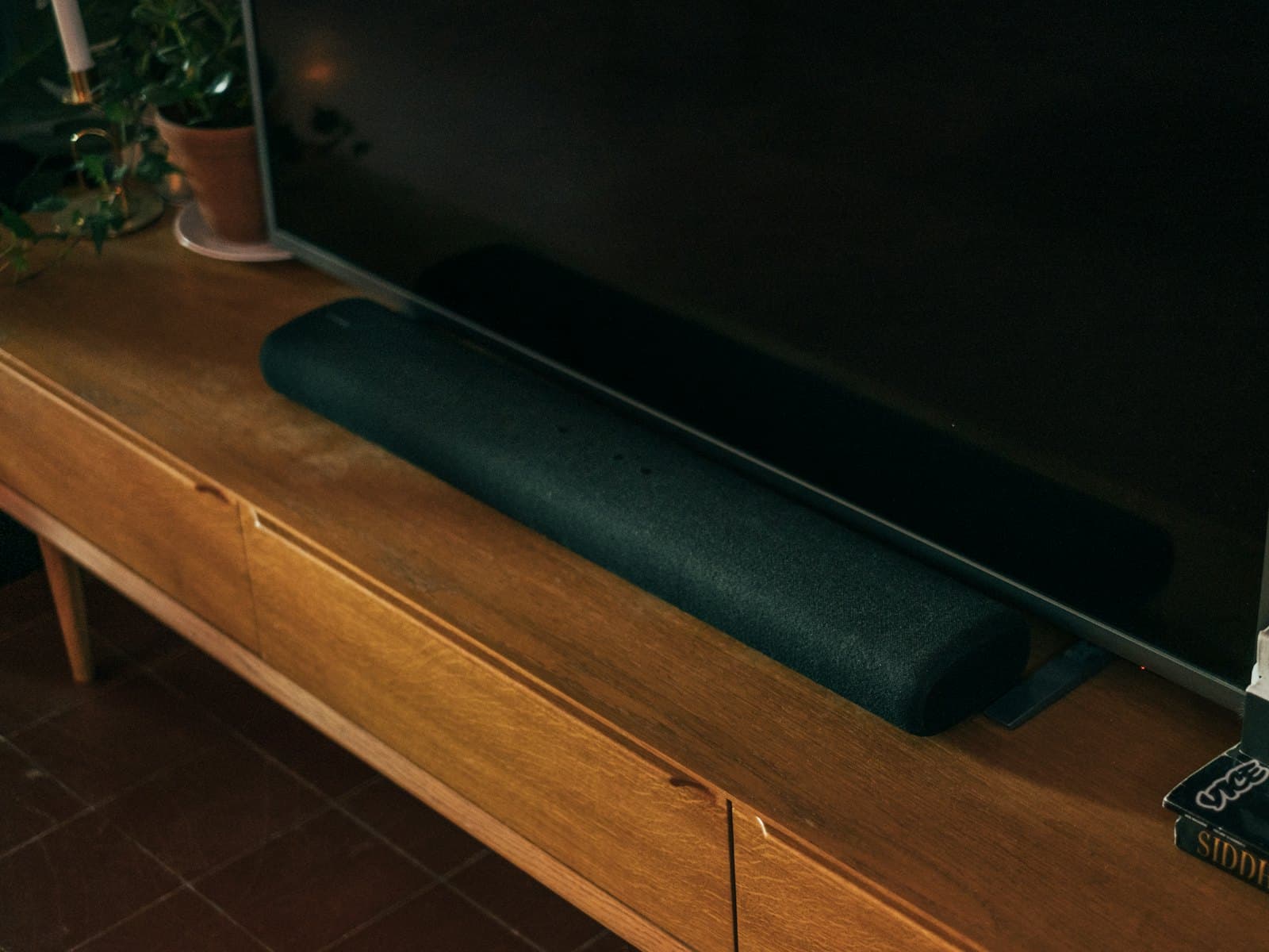 Aurea Sono S100 compact soundbar, slim black bar with a fabric grille