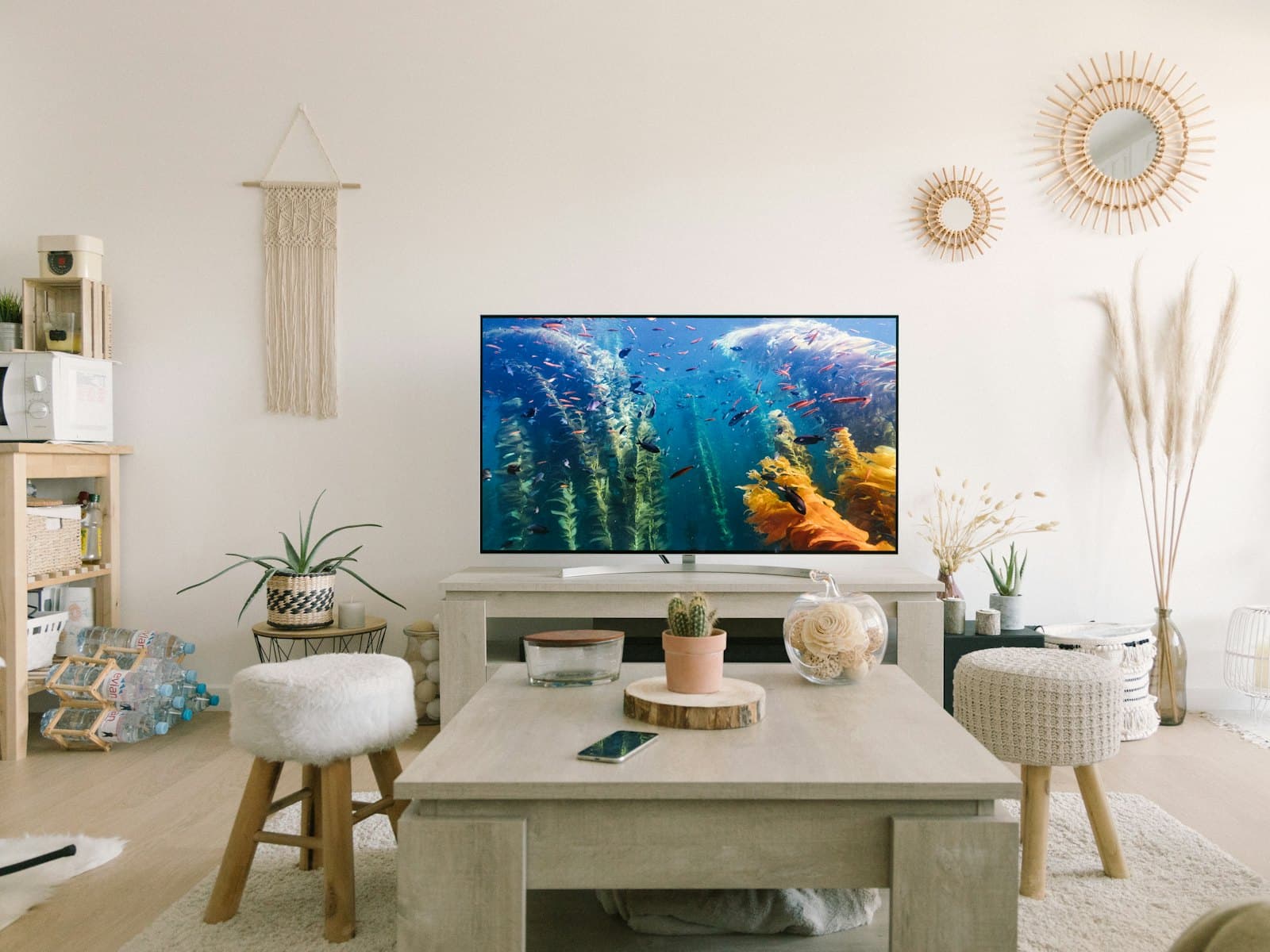Aurea Vista 32 television shown front-on, standing on two small feet